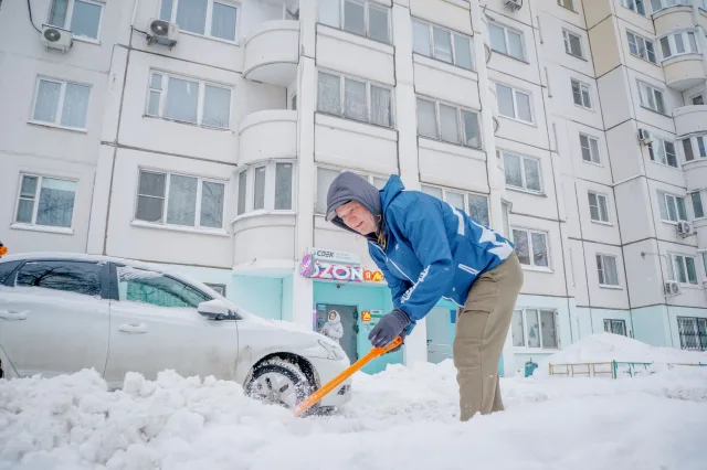 «Единая Россия» объединила Люберцы: депутаты, молодёжь и жители вышли на масштабный снежный субботник