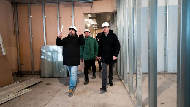 Фасад монтирует подрядчик на корпусе гимназии №5 «Интеллект» в Дзержинском