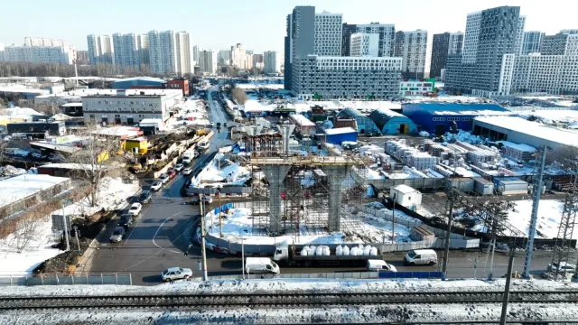 Вспомогательные системы для надвижки пролета монтируют на одной из опор будущего путепровода возле станции в Люберцах