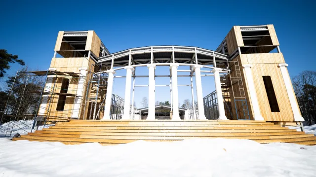 Обшивка каркаса арт-объекта «Летний театр» ведется в парке Малаховки