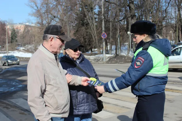 Сотрудники ГАИ напомнили жителям Дзержинского о важности соблюдения ПДД