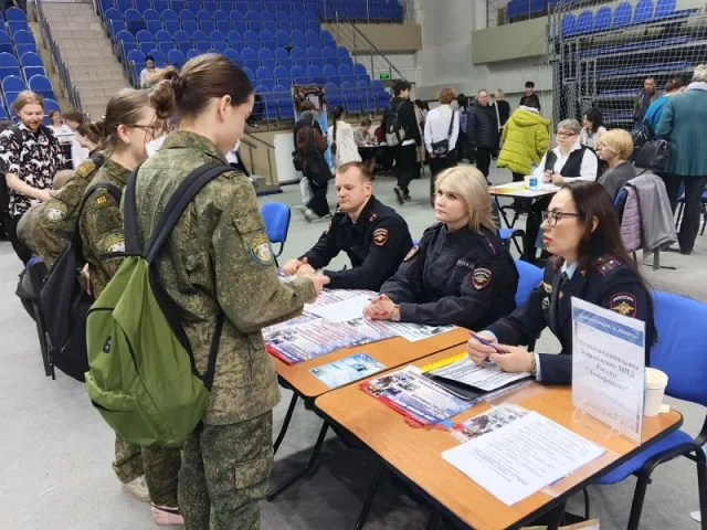 Полицейские Люберец приняли участие в ярмарке вакансий