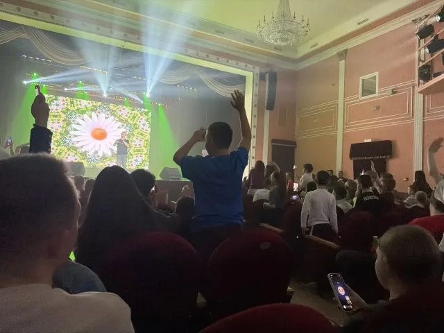 Более 100 детей участников СВО посетили шоу блогера Влада Кобякова в Люберцах